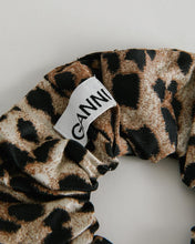 Load image into Gallery viewer, Crispy Jacquard Scrunchie in Phantom
