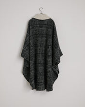Load image into Gallery viewer, Gabin Cape in Black
